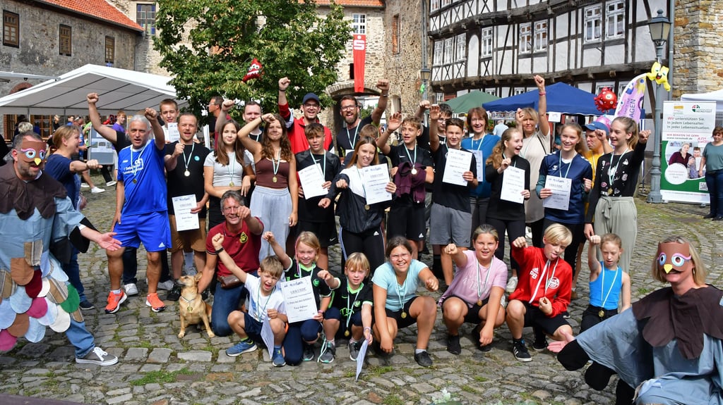 Den Turmtreppenlauf hatten Oebisfelder Heimatfreunde gemeinsam mit Pädagogen der Drömlingschule Oebisfelde organisiert. Es galt, 131 Stufen in Bestzeit zu bewältigen. Egal, ob Sieger oder nicht, alle 33 Teilnehmer haben eine Medaille bekommen. Nach der Siegerehrung lassen sich alle Läuferinnen und Läufer auf dem großen Burghof mit den Burgkauzen Matthias und Verena Polep zum Erinnerungsbild fotografieren.