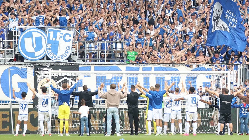 Der FCM feiert den Heimsieg gegen Hertha BSC Berlin mit seinen Fans.