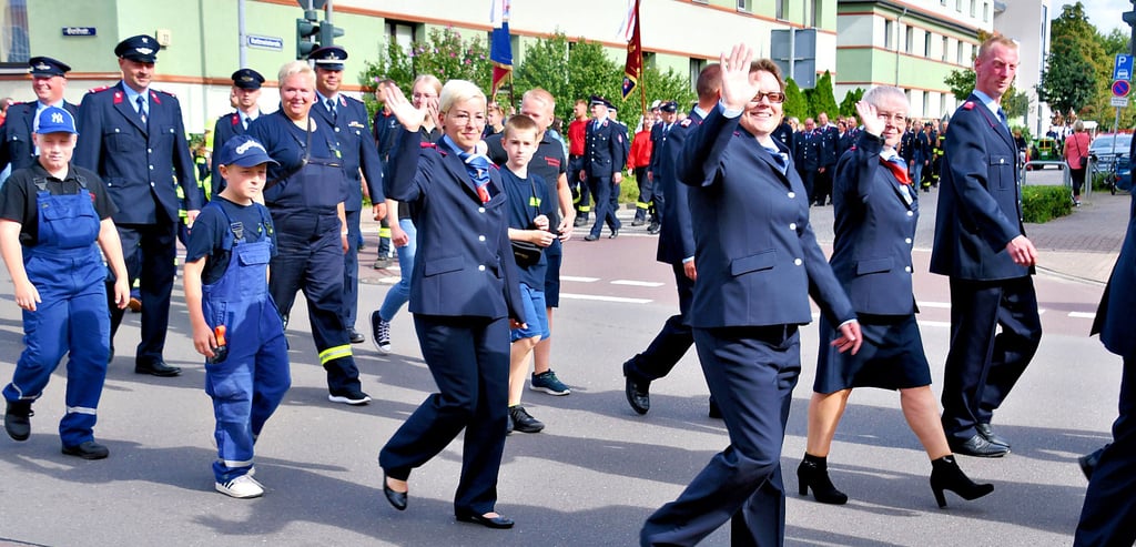 82 aktive Kameraden zählen derzeit zur Haldensleber Feuerwehr, 122 Mitglieder sind im Förderverein aktiv. Die Ehrenamtlichen zogen am Sonntag mit etlichen Gast-Feuerwehren durch die Stadt und waren durch die Sirenen ihrer Fahrzeuge nicht zu überhören.