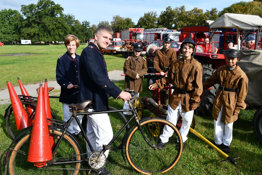 Mitglieder der Haldensleber Jugendfeuerwehr schlüpften in historisches Feuerwehr-Gewand und führten eine alte Handdruckspritze sowie alte Fahrräder durch den Festumzug.