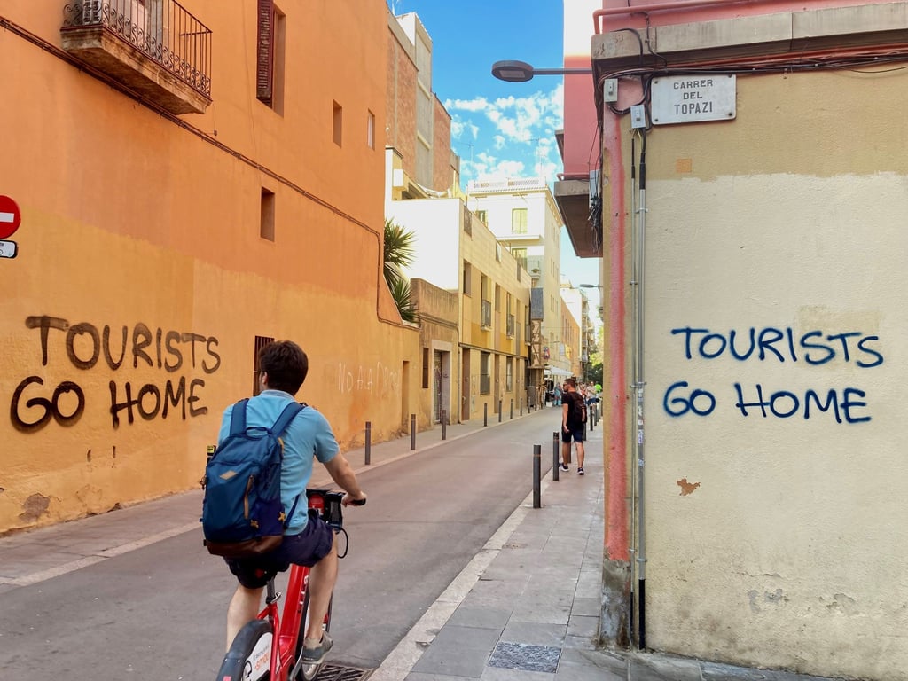 „Tourists Go Home“-Parolen im Künstlerviertel Vila de Gràcia in Barcelona.