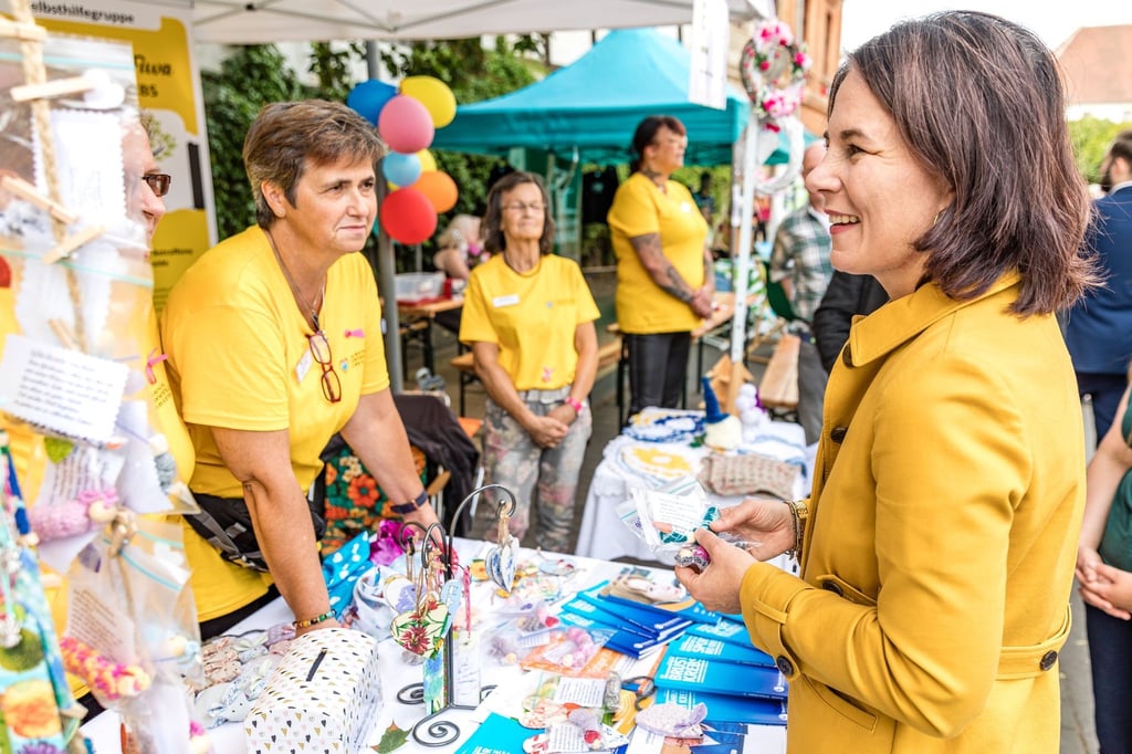 Annalena Baerbock (Bündnis 90/Die Grünen)unterhält sich am Stand der „Selbsthilfegruppe Krebs“.