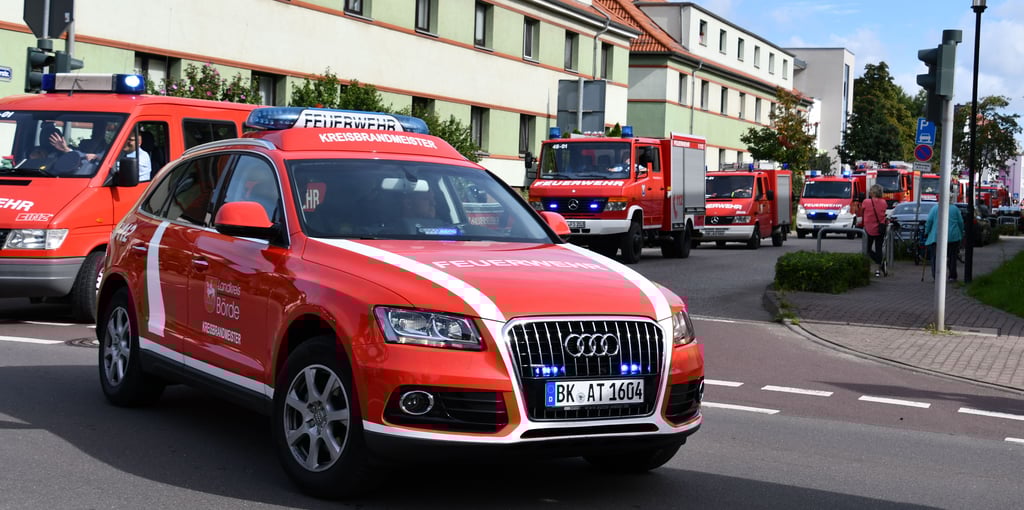 Der Festumzug zum Feuerwehr-Jubiläum ging einmal durch Haldenslebens Innenstadt.
