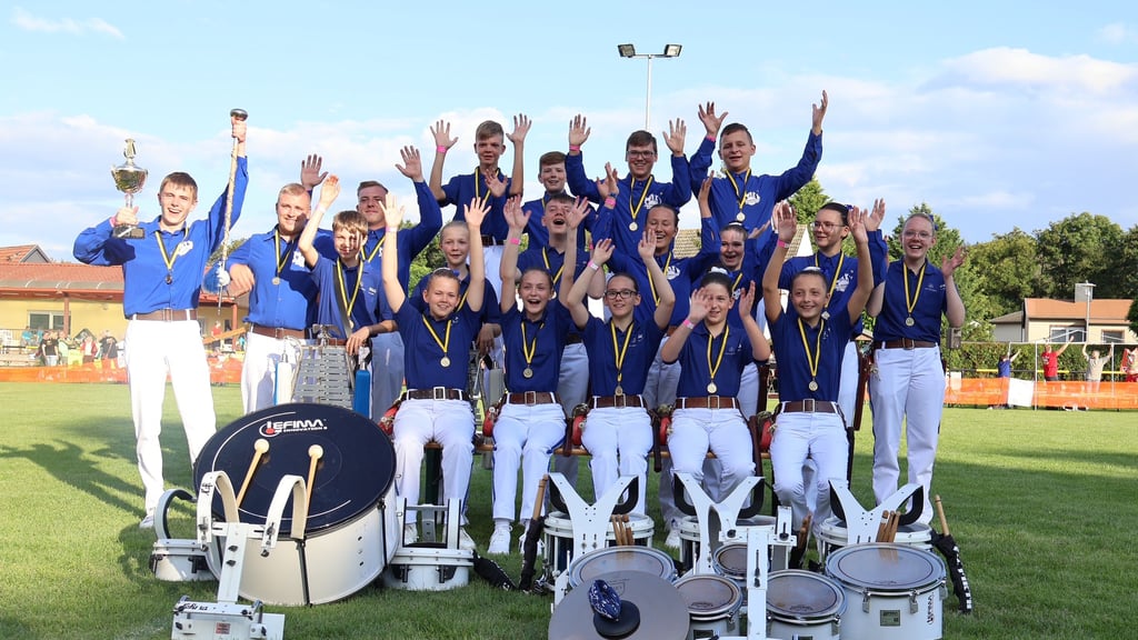 Neben dem Pokal gab es auch Goldmedaillen für den Nachwuchs des Hettstedter Spielmannszuges.