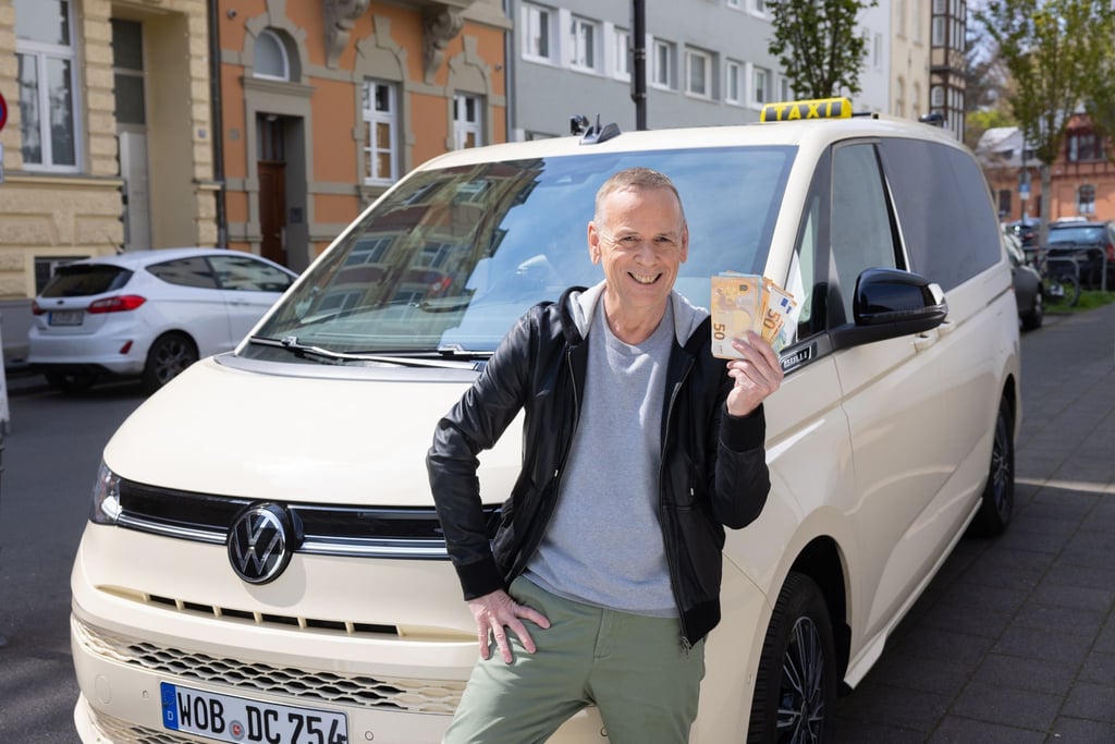 Zurück im „Quiz Taxi“: Thomas Hackenberg rollt mit dem mobilen Quizstudio wieder durch das Vorabendprogramm von Kabel Eins.