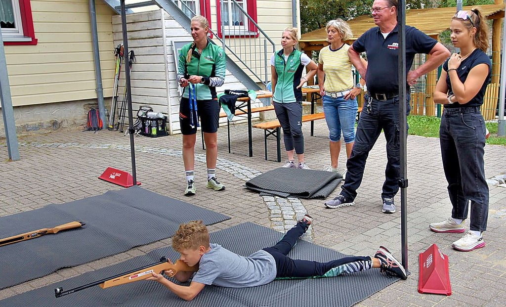 Beim Sommerbiathlon des 111 Jahre alten Wintersportvereins mussten mit dem Lasergewehr die Zielscheiben getroffen werden.
