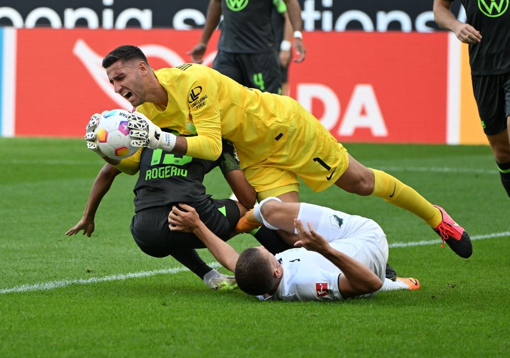 Der Wolfsburger Torwart Koen Casteels (M) fängt den Ball.