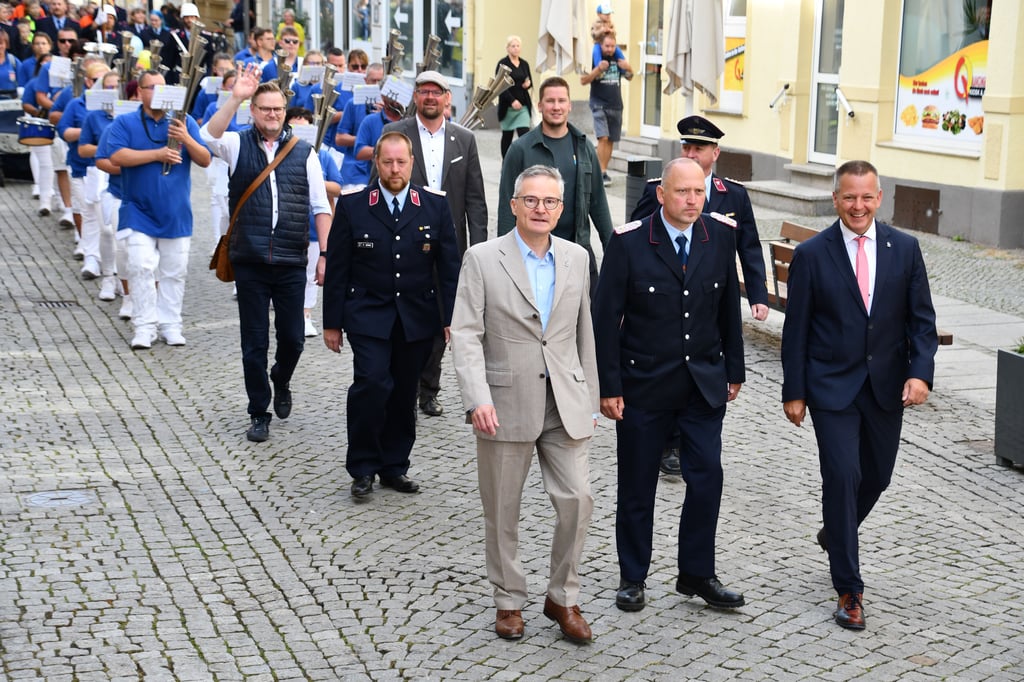 Der Festumzug zum Feuerwehr-Jubiläum ging einmal durch Haldenslebens Innenstadt.
