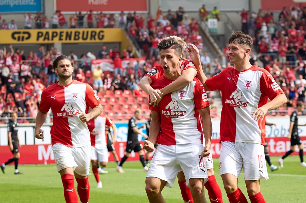 Tunay Deniz bejubelt seinen Treffer zum 2:1 gegen Sandhausen.