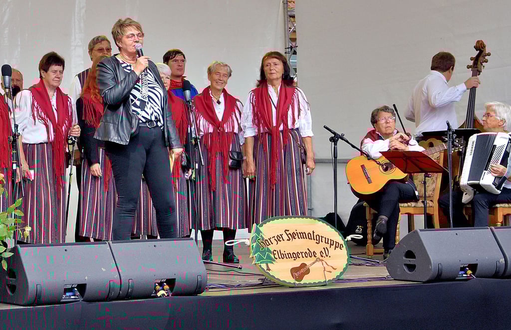 Die Heimatgruppe Elbingerode unterhielt die Gäste beim Vereins- und Stadtfest mit heimatlichen Liedern.