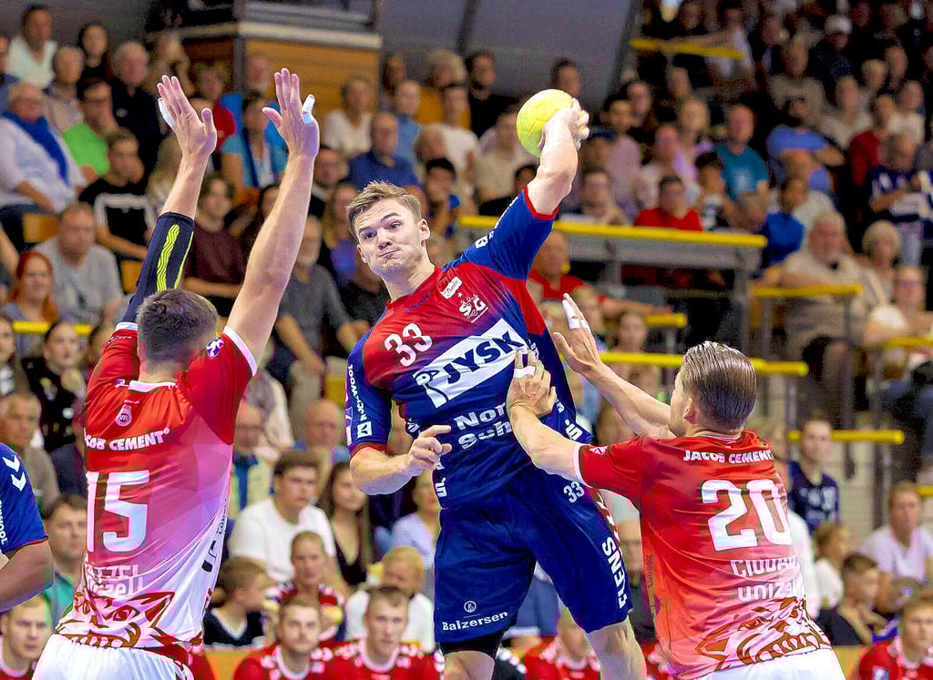 Der Neu-Flensburger Kay Smits schraubt sich in die Luft und wirft hier in einem Testspiel den Ball auf das Tor des VfL Lübeck-Schwartau.