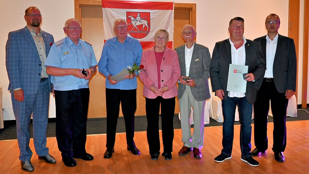 Landrat Martin Stichnoth (l.) und Kreistagsvorsitzender Thomas Schmette (r.) zeichneten Ottmar Kunze, Wolfgang Faasen, Marlies Schünemann, Peter Loskarn und Anke Pfeiffer, für sie nahm Jens Spindler (v.l.n.r.) die Ehrung entgegen, mit der Ehrennadel des Landkreises aus.