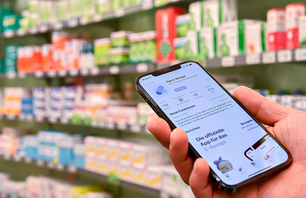 Das E-Rezept kann beispielsweise mit dem Smartphone eingelöst werden, wenn darauf die dazugehörige App geladen ist. Seit Anfang Juli funktioniert es auch mit der Versichertenkarte.