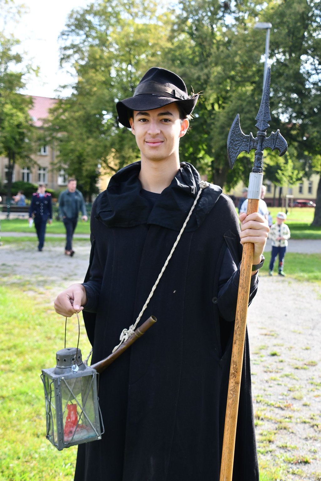Jonny Weidler ist zwar kein Mitglied der Haldensleber Jugendwehr, hat dort aber viele Freunde und wurde daher gleich als Nachtwächter für den Festumzug verpflichtet.