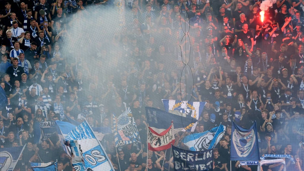 Vereinzelte Pyro-Fackeln im Hertha-Fanblock beim Spiel beim 1. FC Magdeburg.