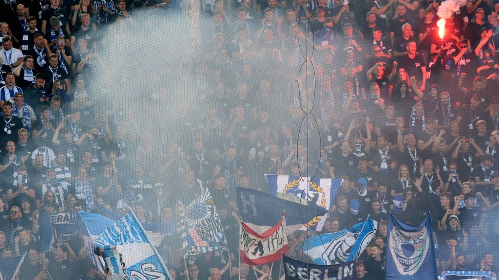 Vereinzelte Pyro-Fackeln im Hertha-Fanblock beim Spiel beim 1. FC Magdeburg.