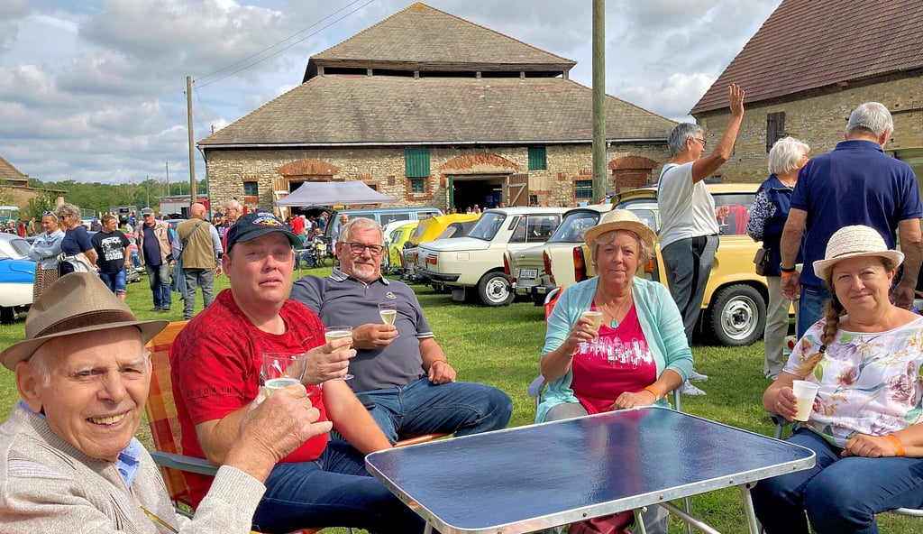 Georg Kloppe (von links), Andreas Gaube, Arthur Scheibe, Hergit Gaube und Christel Kloppe stießen mit einem Gläschen Sekt auf das gelungene Comeback des Oldtimertreffens des MSC Nienburg am Schafstall in Grimschleben an.