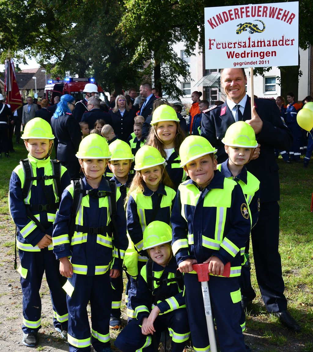 Die Ortsteilfeuerwehren durften beim Festumzug der Haldensleber Wehr nicht fehlen. Hier sind die "Feuersalamander" zu sehen, die Kinderfeuerwehr aus Wedringen.