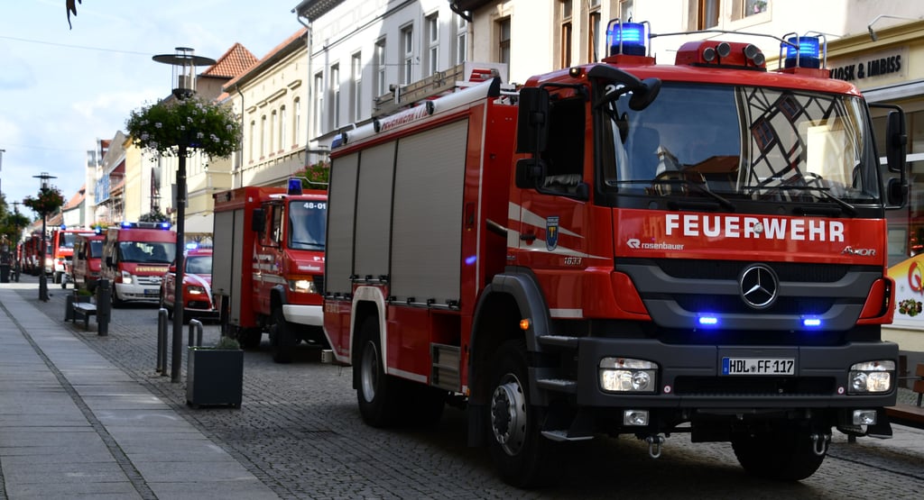 Der Festumzug zum Feuerwehr-Jubiläum ging einmal durch Haldenslebens Innenstadt.