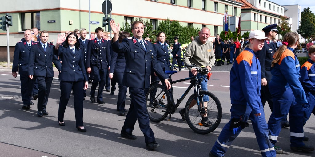 Der Festumzug zum Feuerwehr-Jubiläum ging einmal durch Haldenslebens Innenstadt.