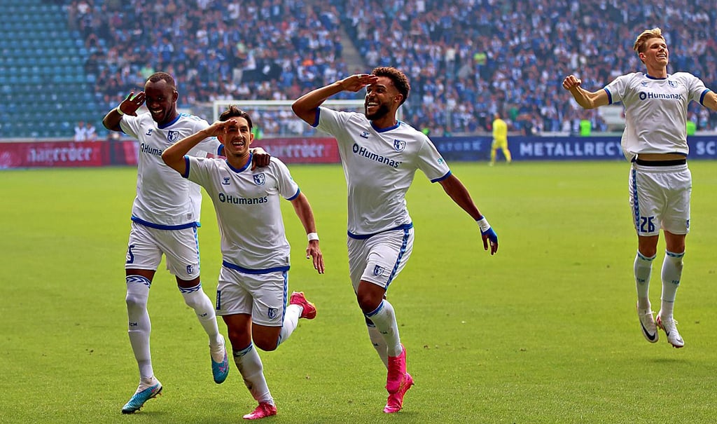Trafen jeweils einmal für den FCM und jubelten in dieser Szene gleichermaßen: Silas Gnaka, Jason Ceka und Leon Bell Bell (v. l.)