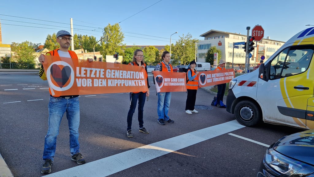Klimaaktivisten der Gruppe "Letzte Generation" an der B100 in Halle.