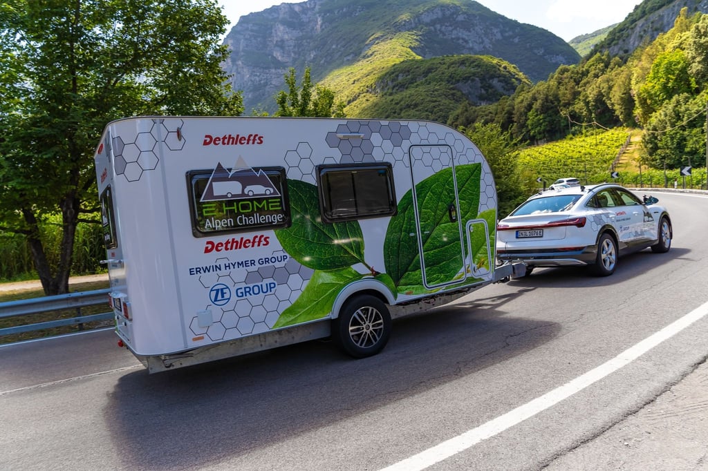 Über alle Berge: Nun, nicht über alle, aber bei der Fahrt über die Alpen musste sich das E-Gespann aus Detleffs e.Home und elektrischem Audi bewähren.