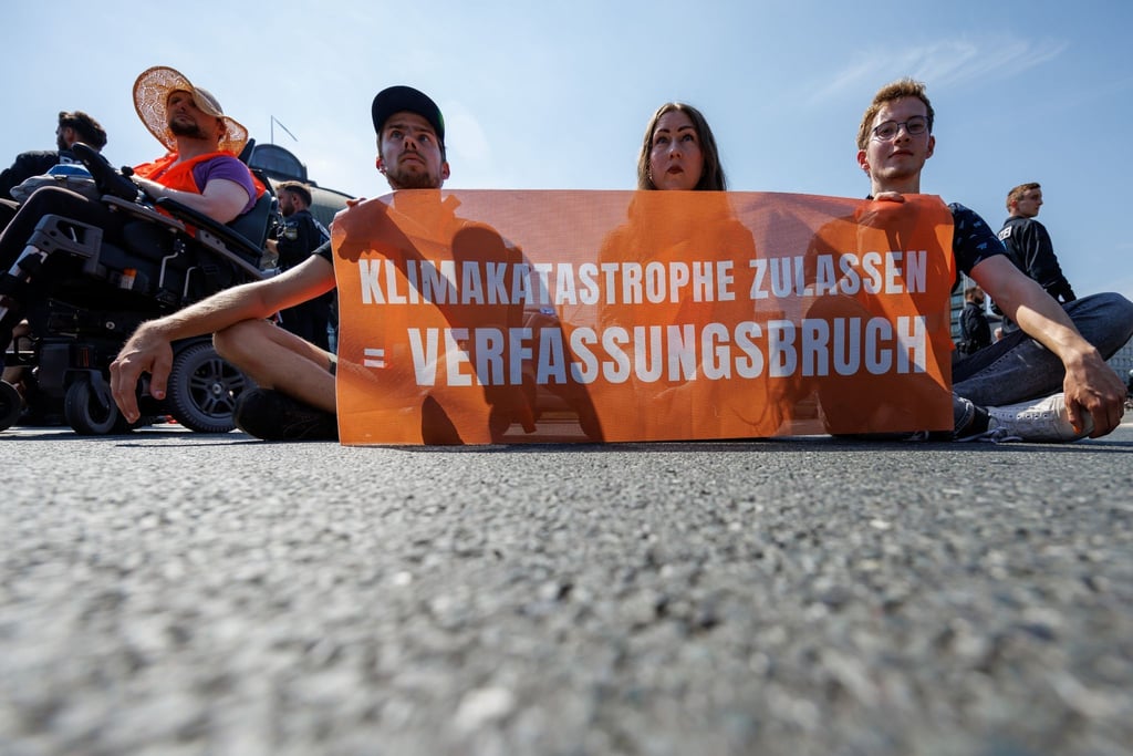 Aktivisten der Klimaschutzorganisation „Letzte Generation“ protestieren bei einer Straßenblockade.