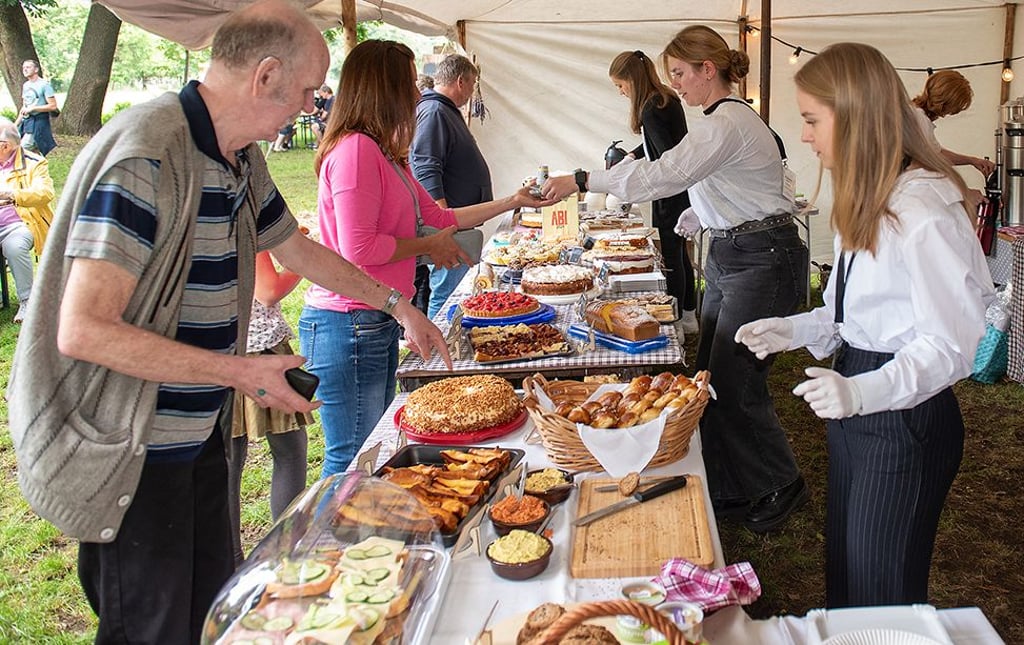 Der Abi-Jahrgang 2024 vom Gymnasium Beetzendorf füllte seine Klassenkasse mit dem Erlös vom Kuchenbüfett.