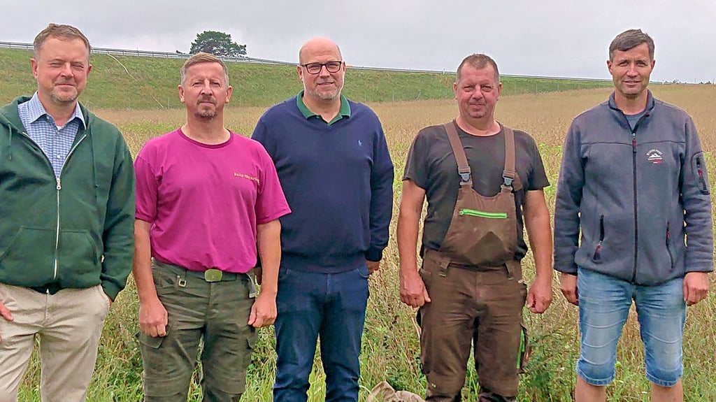 Vor einer zukünftigen Photovoltaikfreifläche: Dr. Christian Kroll, Gemeinderatsmitglied (l.) und Bürgermeister Carsten Miehe (r.) mit Landwirten und einem Vertreter der Firma Tangerland Solar.
