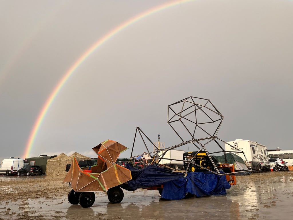 Zehntausende Besucher des Wüsten-Festivals „Burning Man“ sitzen nach heftigen Regenfällen am Wochenende auf dem Gelände im US-Bundesstaat Nevada fest.