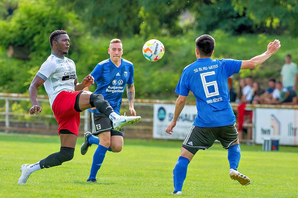 Boni Yaou (v.l.), hier mit Nick Petersen und seinem Ex-Teamkollegen Van-Holder Nguyen, erzielte drei der vier SCN-Tore im Stadtderby gegen Bad Kösen.