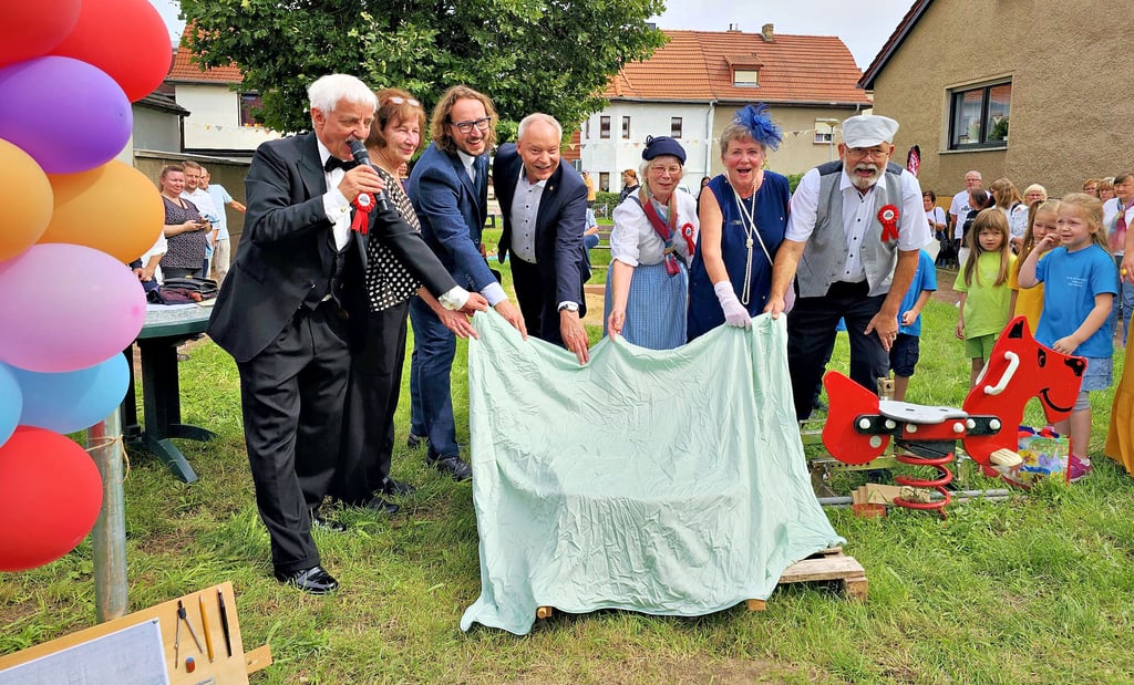 Vertreter der Stadt und der Zollinger-Siedlung Klause enthüllen gemeinsam mit Friedrich Zollingers jüngster Tochetr Christa (2.v.l.) den Gedenkstein, der an die Entstehung der Siedlung erinnert. Ganz links: Dietmar George, der an diesem Tag den Stadtbaurat Friedrich Zollinger gibt.