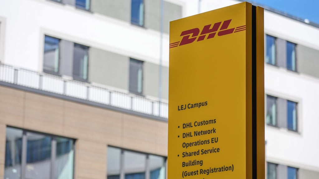 Ein Schild weist auf die am neuen LEJ Campus ansässigen Firmen hin.