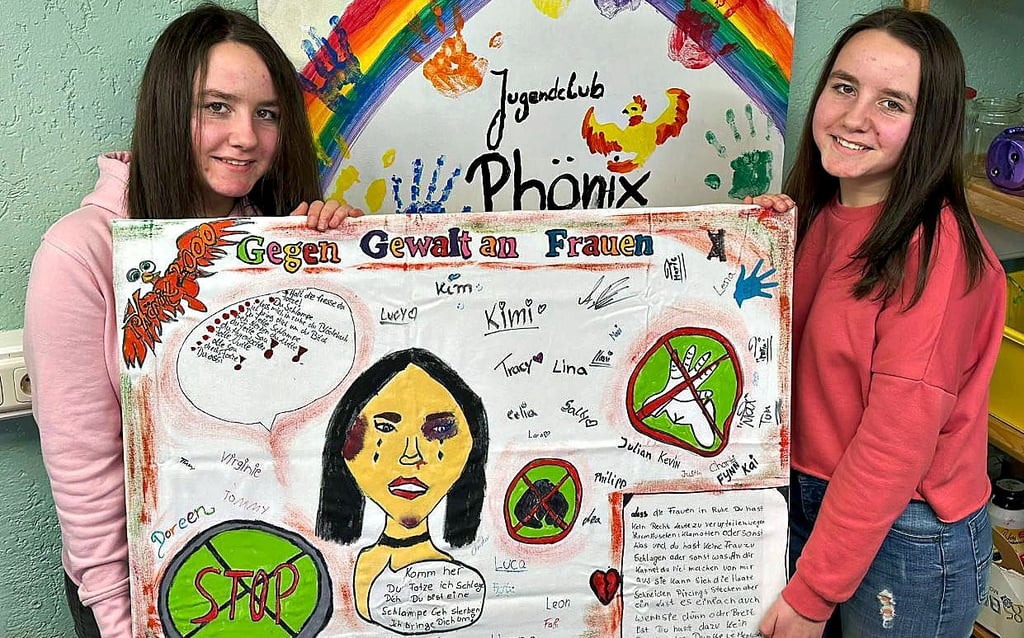 Auch aktuelle Themen sind immer präsent im Krondorfer Jugendtreff, wie hier die Zwillinge Lara (l.) und Sally Köhler mit dem Plakat zeigen.