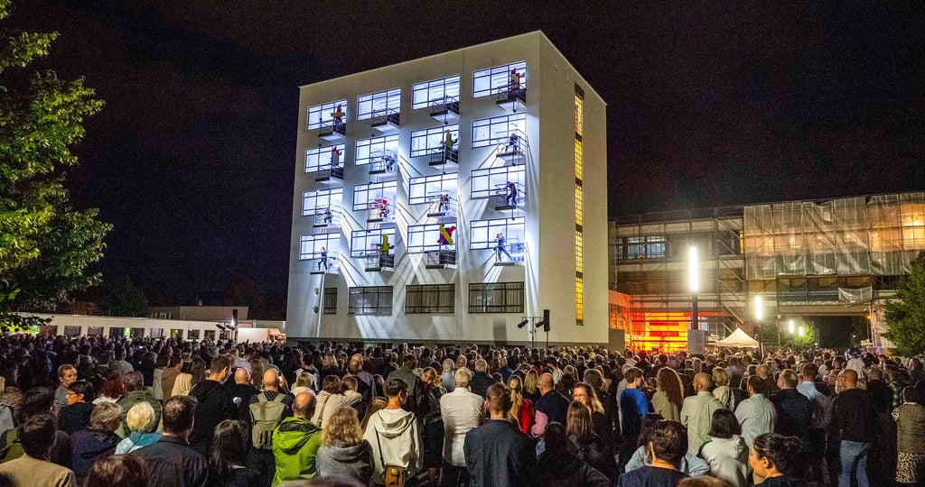 Tausende waren dabei, als am Freitag und Sonnabend das Bauhausfest unter dem Motto „Mechanische Körper“ gefeiert wurde. Die Tanzperformance „Mekanic“ am Ateliergebäude war der gefeierte Hingucker schlechthin.