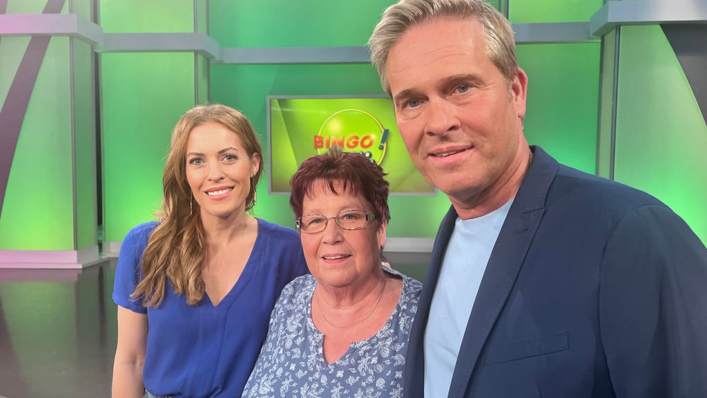 Nach der Live-Sendung gab es noch ein Erinnerungs-Foto mit den Moderatoren Hinnerk Baumgarten und Jule Gölsdorf. In der Mitte Kandidatin Gudrun.