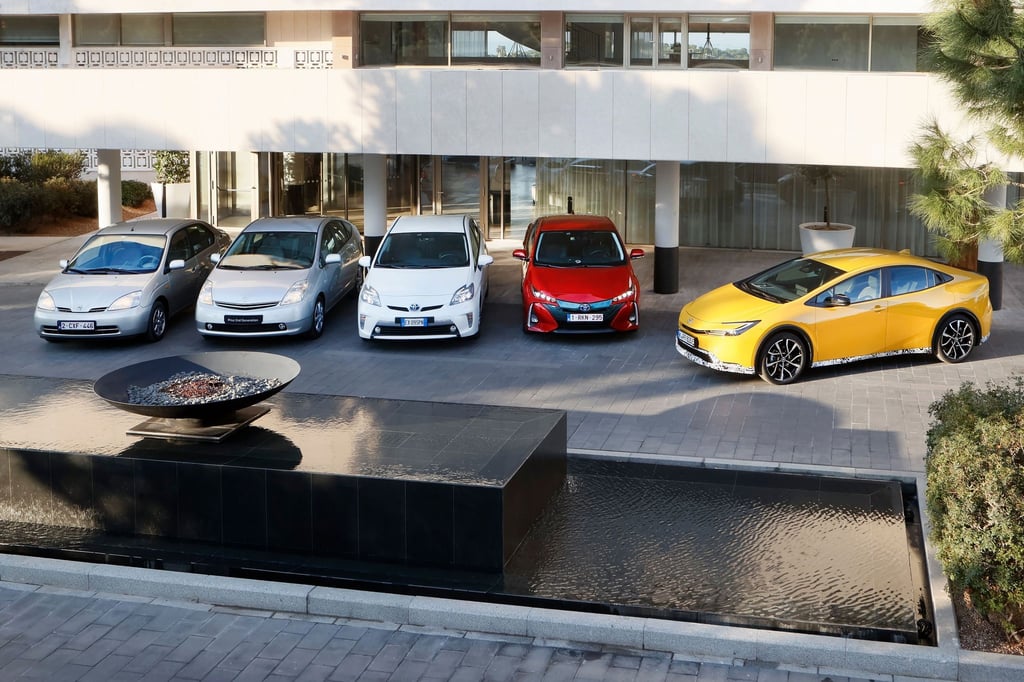 Ahnengalerie: Der Prius ist bei Toyota immer noch als neues Modell im Programm (r) - aktuell in Deutschland aber nur als Plug-in-Hybrid erhältlich.
