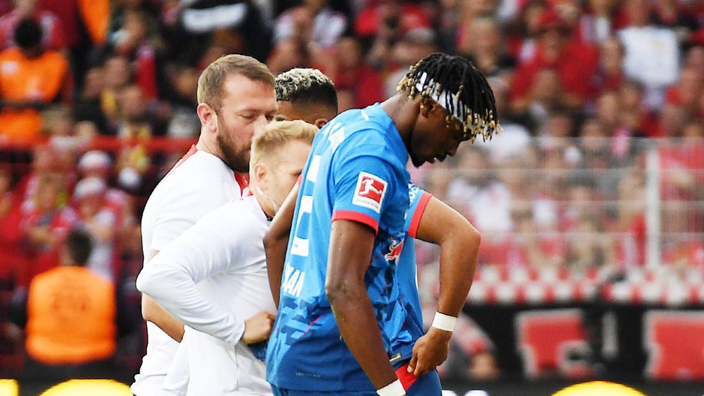 Mohamed Simakan geht angeschlagen vom Platz.