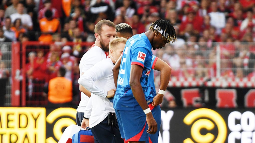 Mohamed Simakan geht angeschlagen vom Platz.