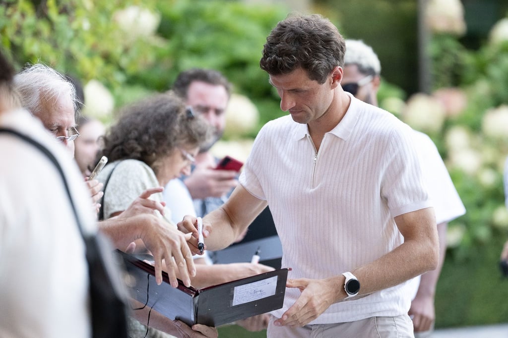 Thomas Müller machte die wartenden Fans am DFB-Teamhotel in Wolfsburg mit Autogrammen glücklich.