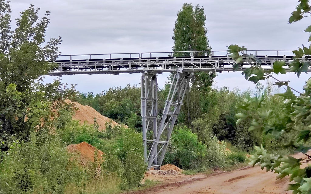 Das Förderband an der Kiesgrube in Nellschütz soll gebaut worden sein, obwohl noch nicht alle Genehmigungen vorlagen.