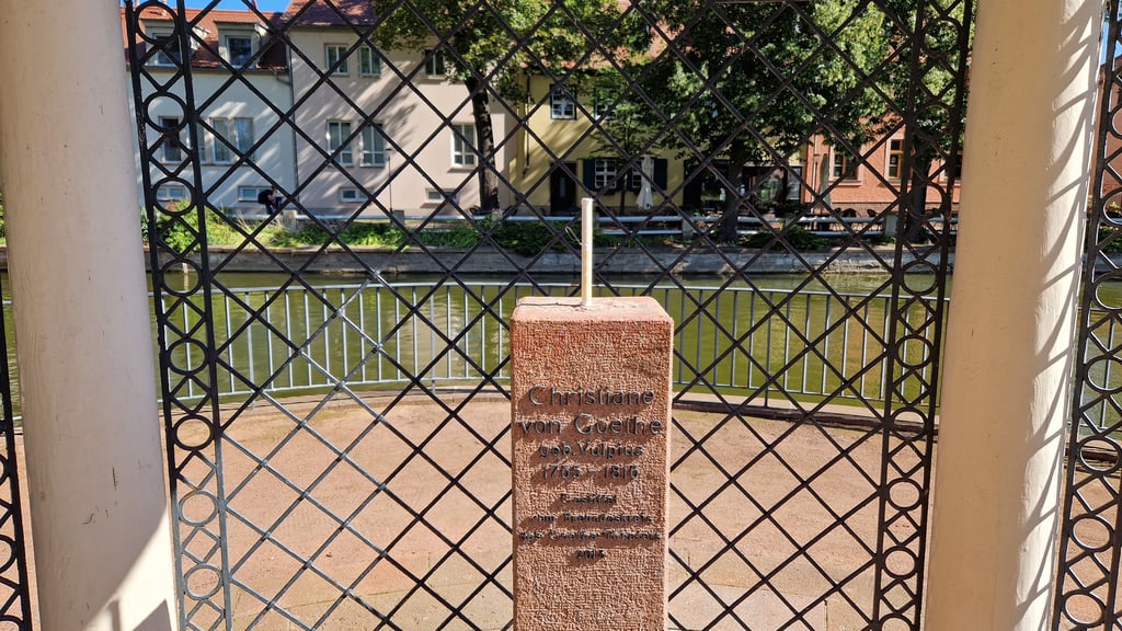 Hier im Park in Bad Lauchstädt stand die Büste von Christiane Vulpius, bevor sie von einem angehenden Polizeischüler entwendet wurde..