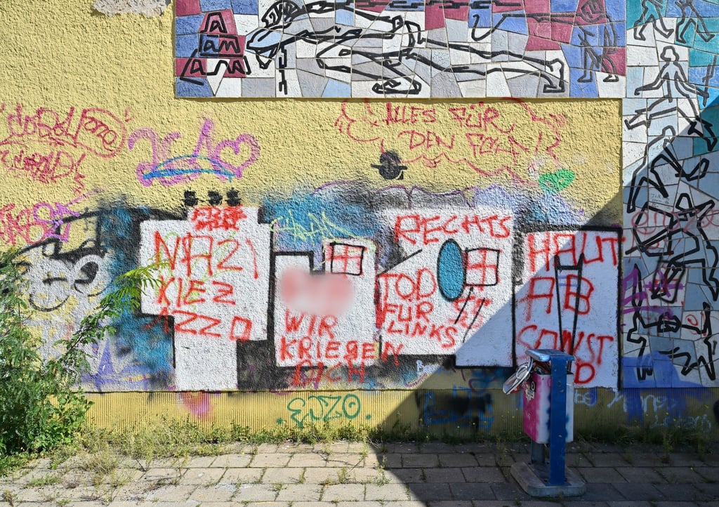 An einer Hausfassade am Platz der Jugend steht rechtsextreme Hetze.
