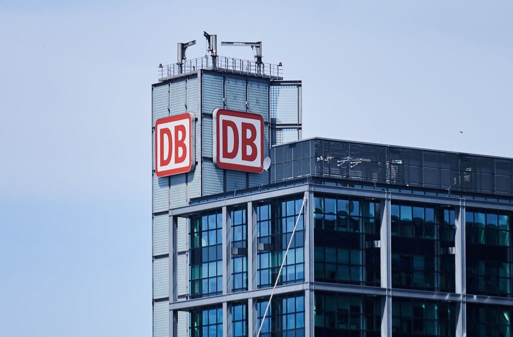 Das „DB“ Logo ist auf dem Turm am Hauptbahnhof Berlin zu sehen.