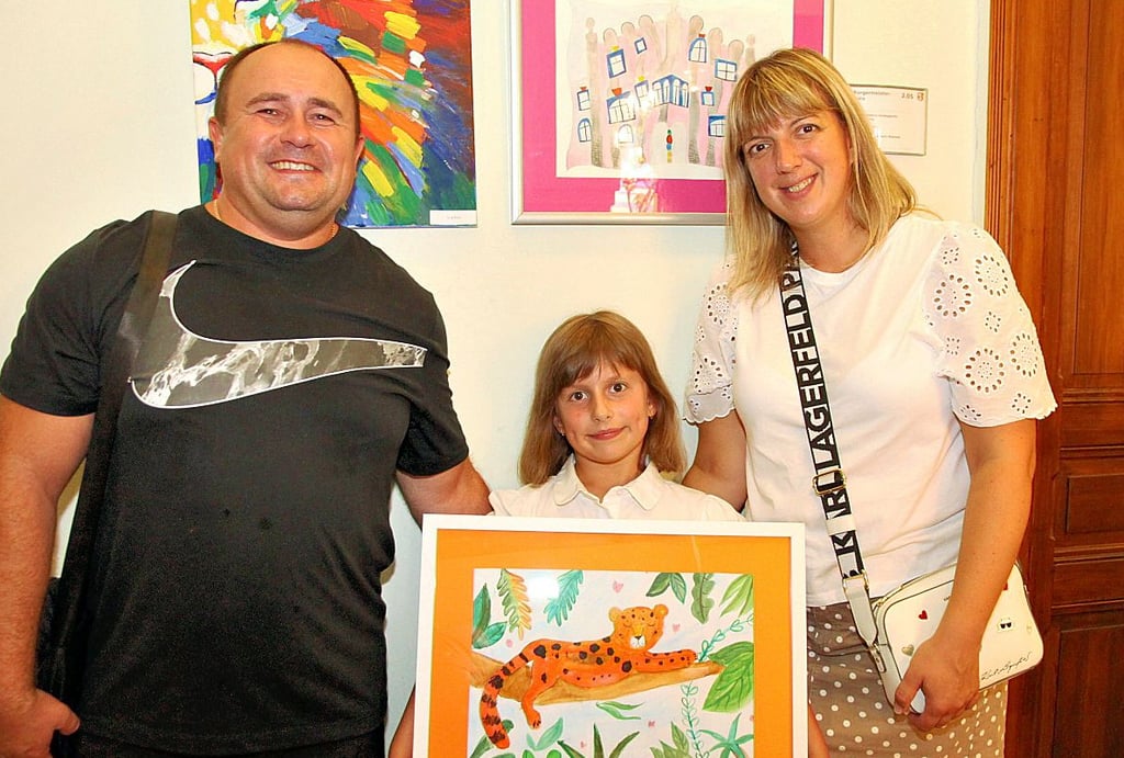 Eine der jungen Künstlerinnen, die ihre Bilder in der Verwaltung in Barleben präsentiert, ist Varwara Lytvynova (Mitte). Zur Vernissage ist sie gemeinsam mit ihren Eltern Andrej und Olga gekommen.