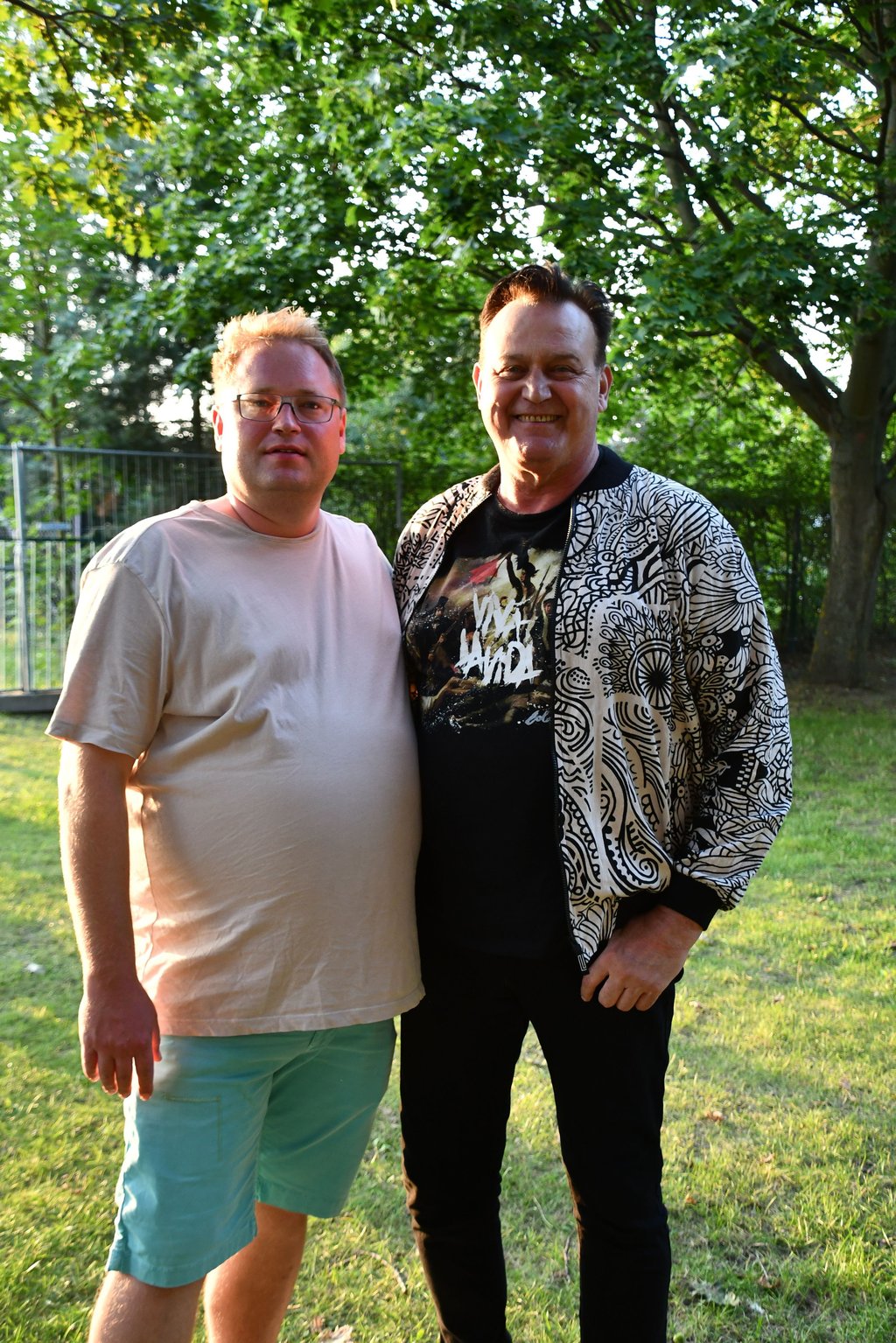 Wedringens Ortsbürgermeister André Wiklinski mit dem italienischen Sänger Ryan Paris.