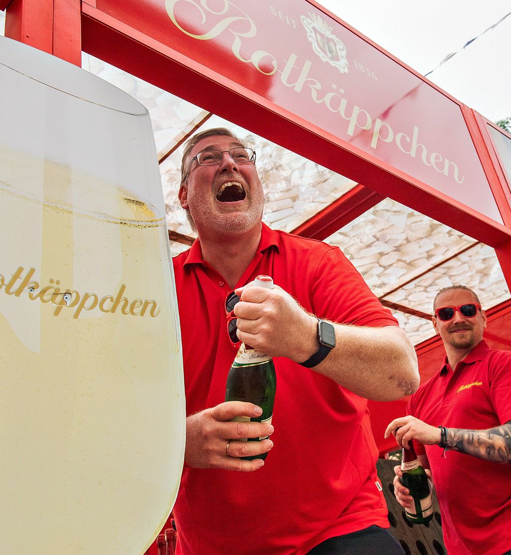 Wie 2022 wollte Mike Eberle (l.) auch dieses Wochenende wieder beim Winzerfest-Umzug die Korken knallen lassen. Doch wenige Tage zuvor musste er nun seinen Mit-Geschäftsführerposten bei „Rotkäppchen“ räumen.