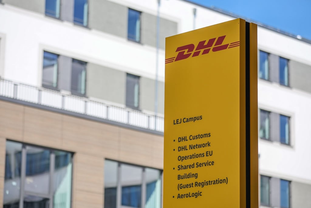 Ein Schild weist auf die am neuen LEJ Campus ansässigen Firmen hin.