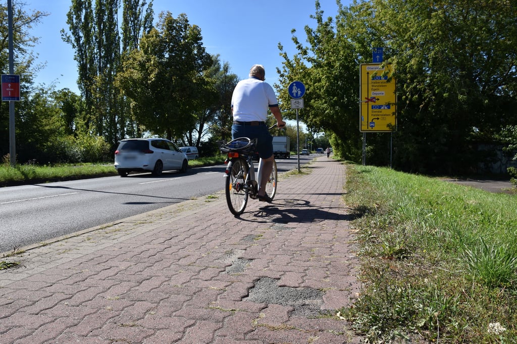 Fehlstellen im Pflaster: Nicht nur deshlab ist die Ringbrücke an der Salbker Chaussee für den Radverkehr wenig attraktiv.
